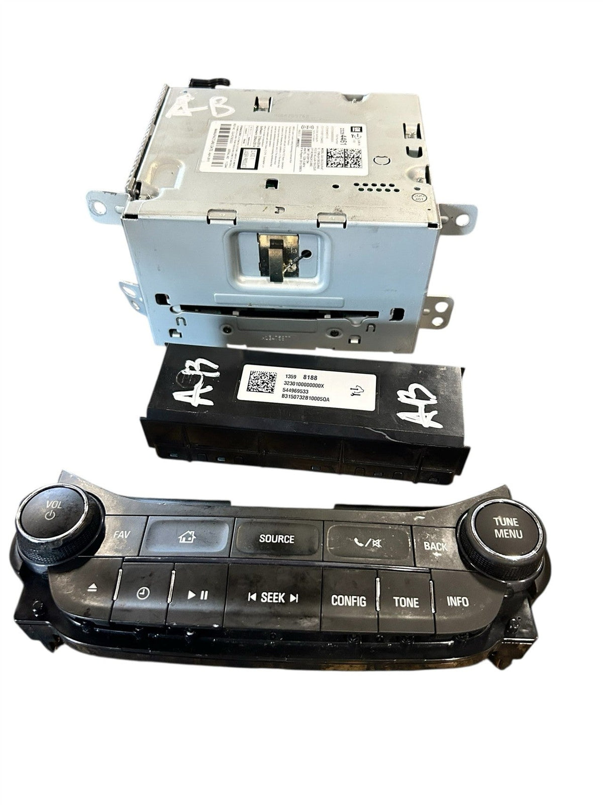 Radio Receiver from a 2015 Chevrolet Malibu, photo 1
