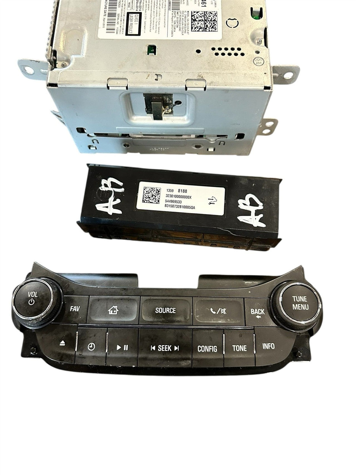 Radio Receiver from a 2015 Chevrolet Malibu, photo 4