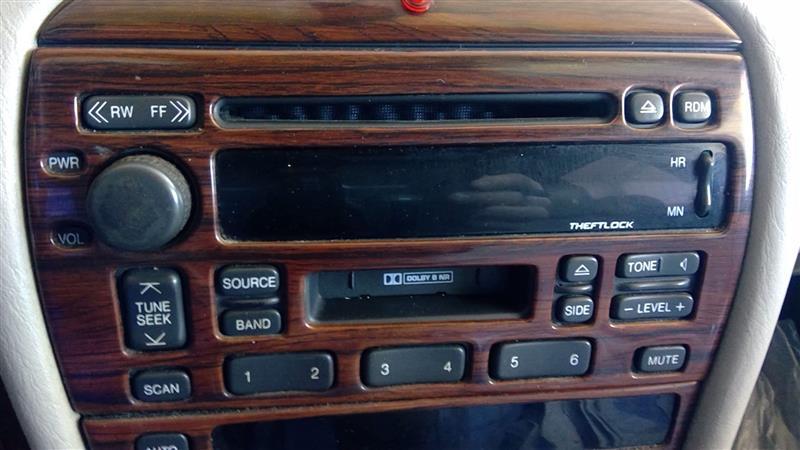 Radio Receiver from a 2001 Cadillac Seville, photo 1