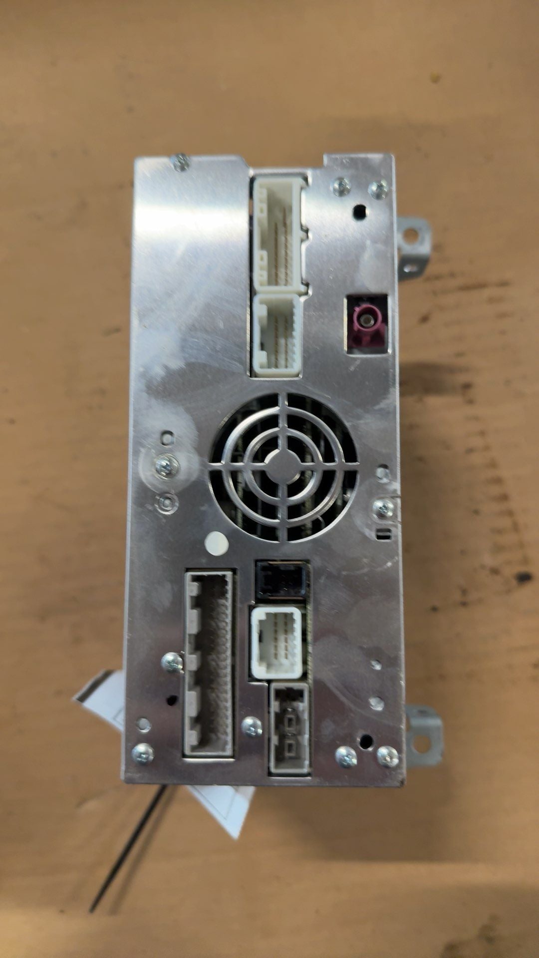 Radio Receiver from a 2017 Infiniti QX30, photo 3