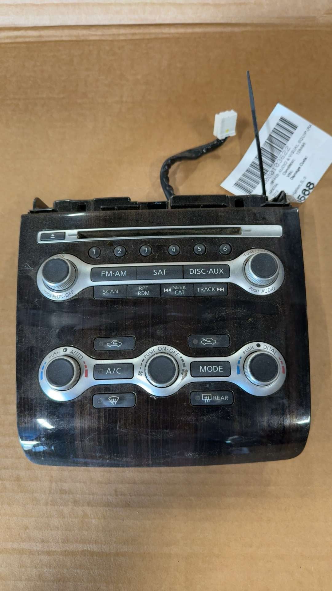 Radio Receiver from a 2013 Nissan Maxima, photo 1