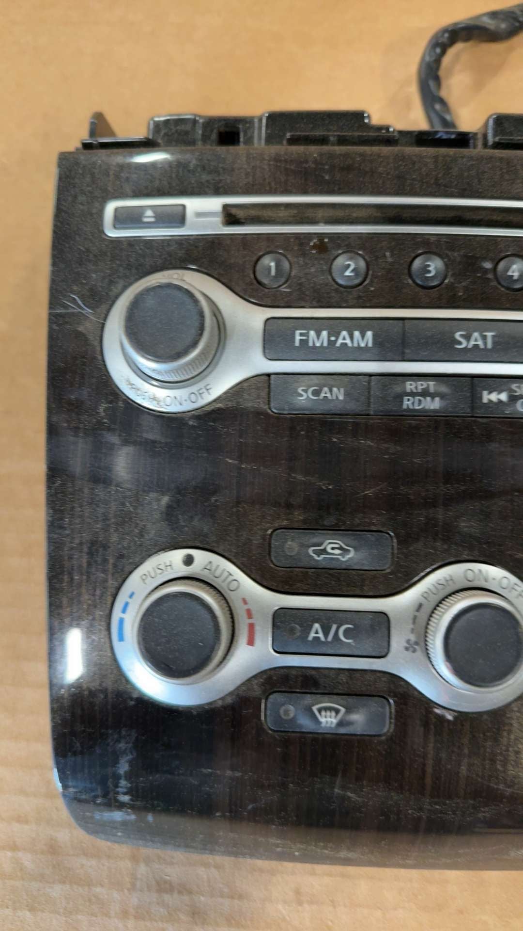 Radio Receiver from a 2013 Nissan Maxima, photo 2