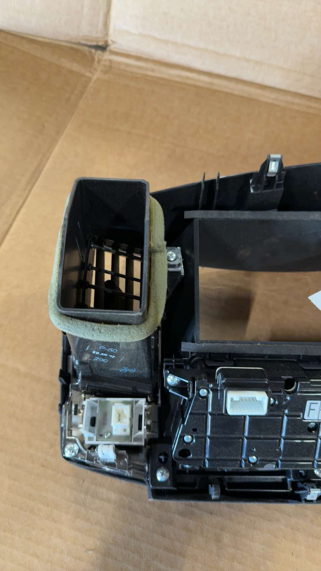 Audio and Climate Control Panel from a 2013 Nissan Maxima, photo 7