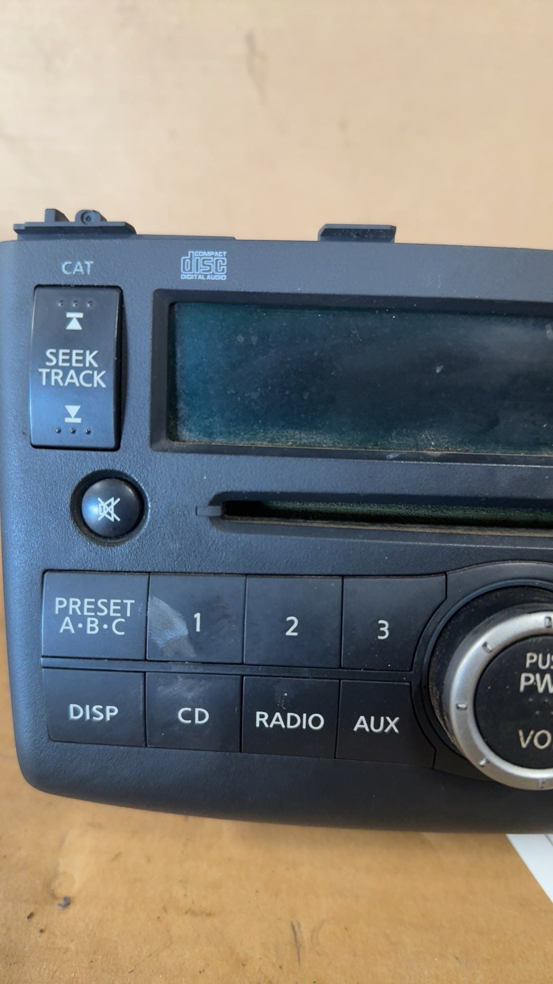 Radio Receiver from a 2008 Nissan Rogue, photo 2