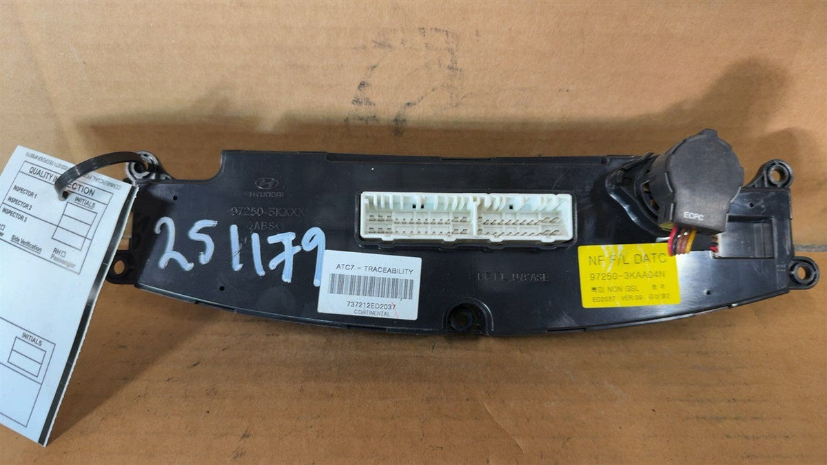 Radio Receiver from a 2010 Hyundai Sonata, photo 2