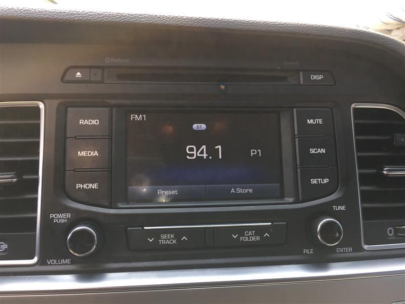 Radio Receiver from a 2015 Hyundai Sonata, photo 1
