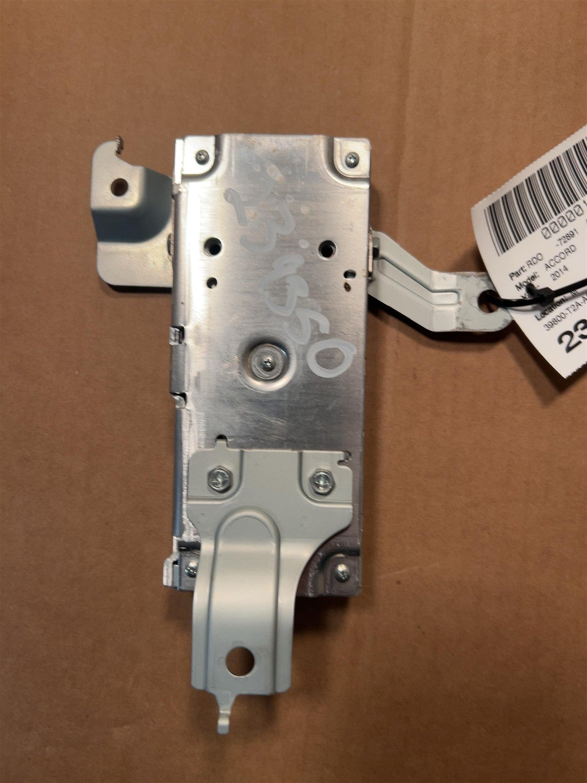 Radio Tuner Module from a 2014 Honda Accord, photo 2