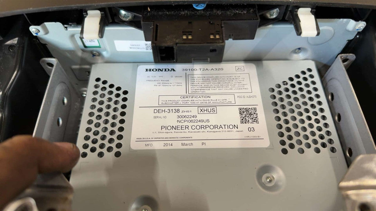 Radio Receiver from a 2014 Honda Accord, photo 8