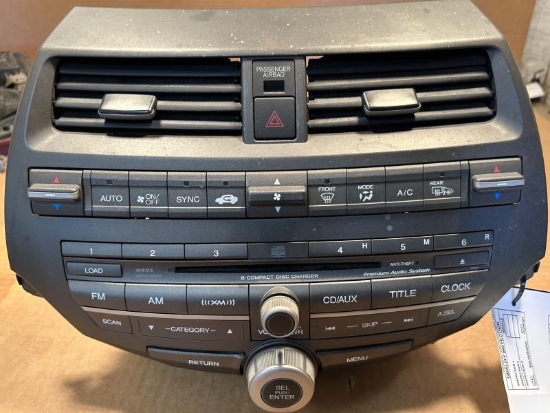 Radio Receiver from a 2011 Honda Accord, photo 1
