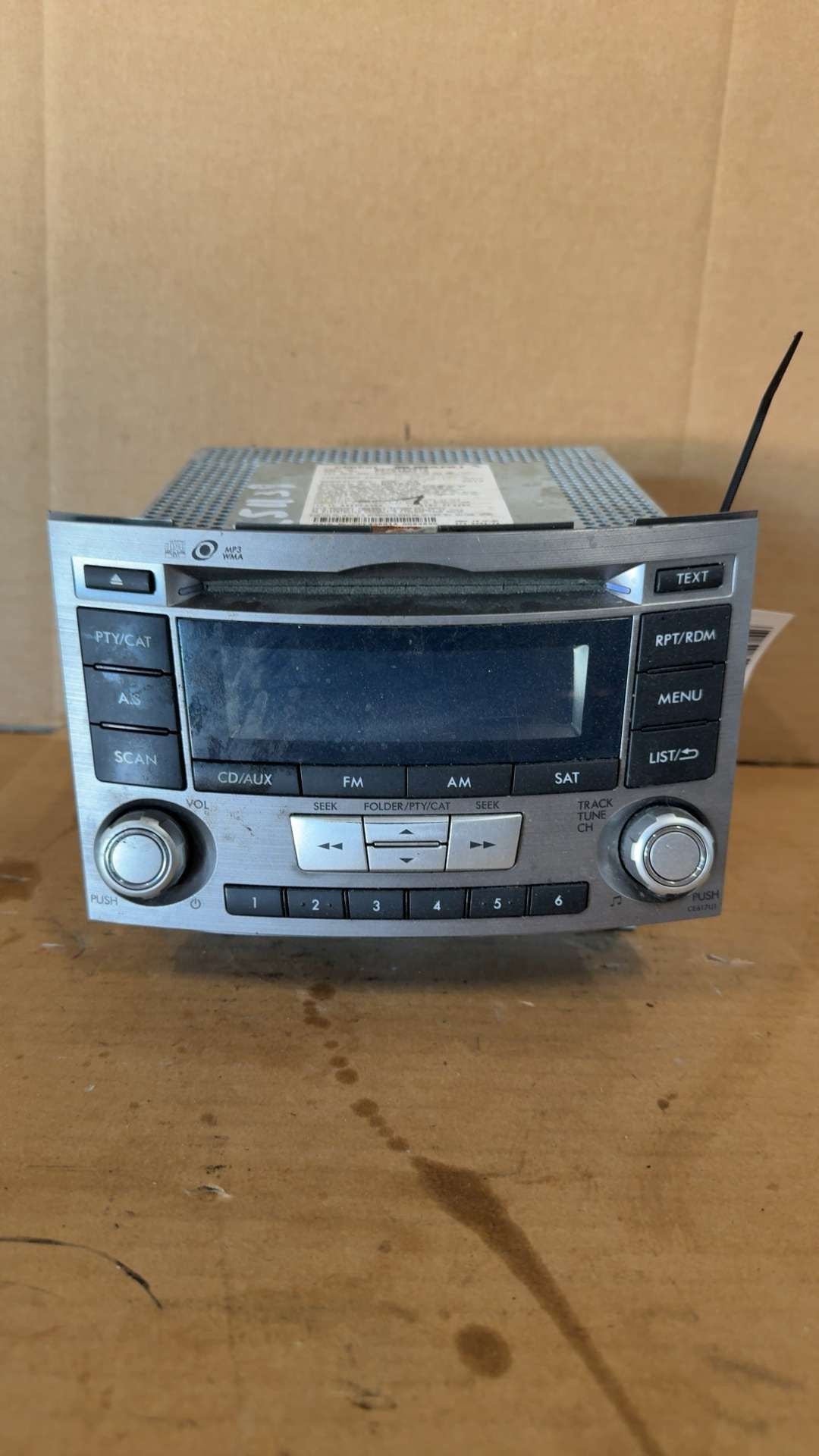 Radio Receiver from a 2013 Subaru Legacy, photo 2