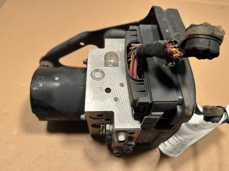 ABS Pump Module from a 2008 BMW X5, photo 1