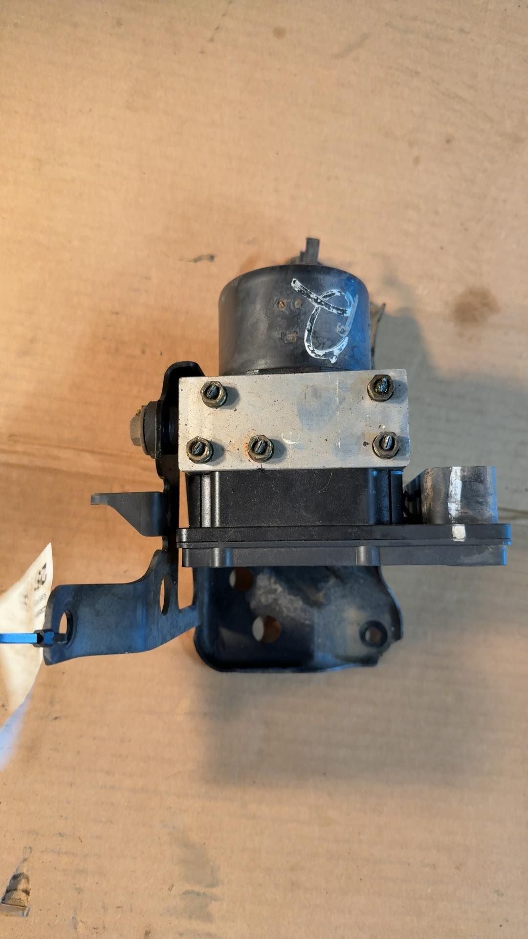 ABS Pump Module from a 2004 Nissan Frontier, photo 2