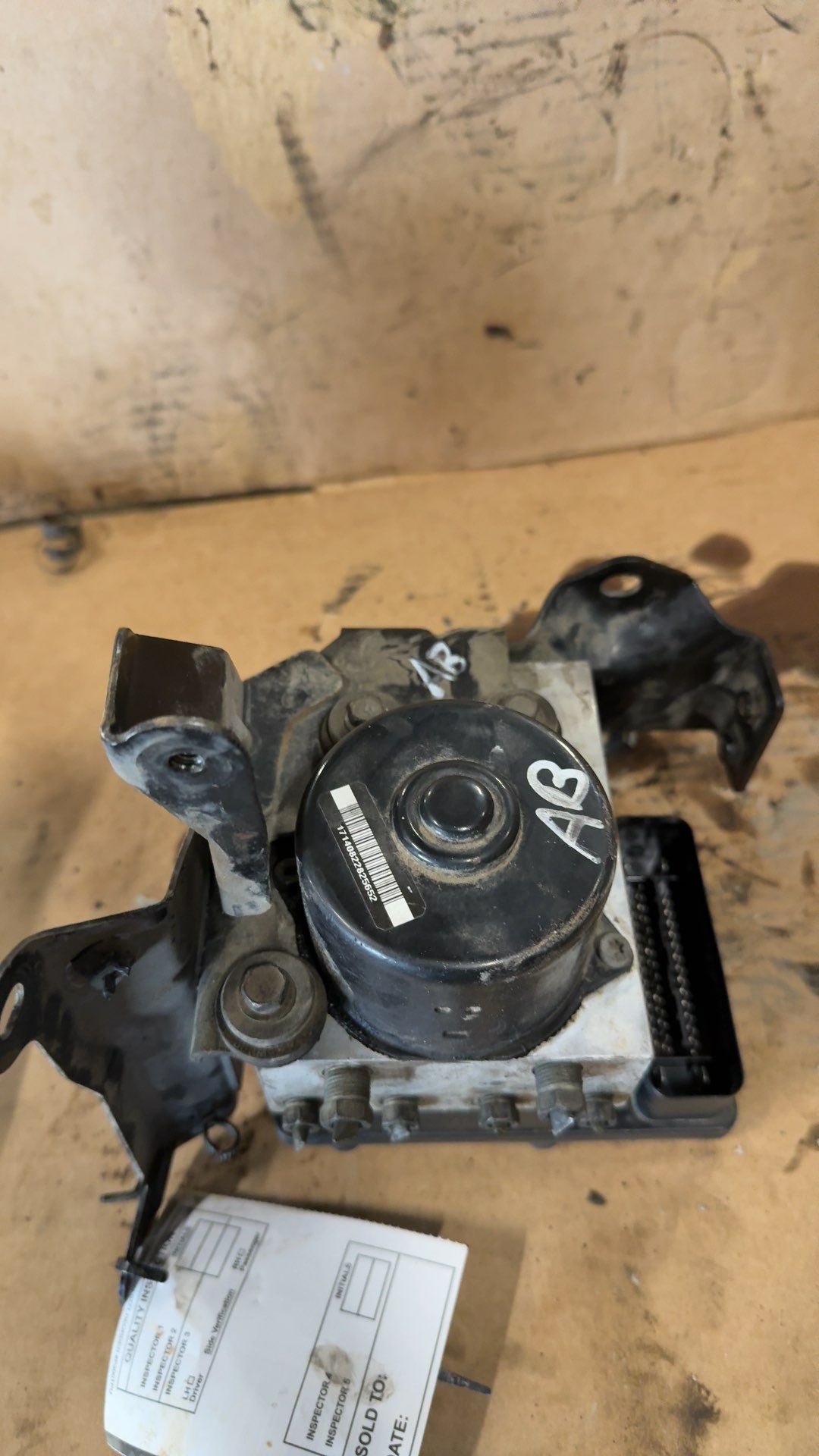 ABS Pump Module from a 2006 Nissan, photo 2