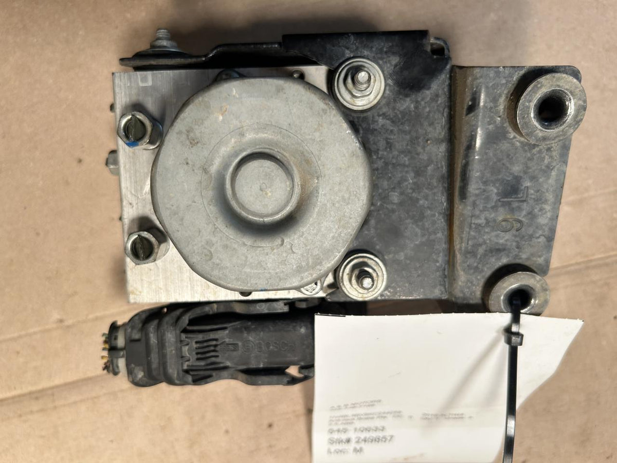 ABS Pump Module from a 2019 Nissan Altima, photo 2
