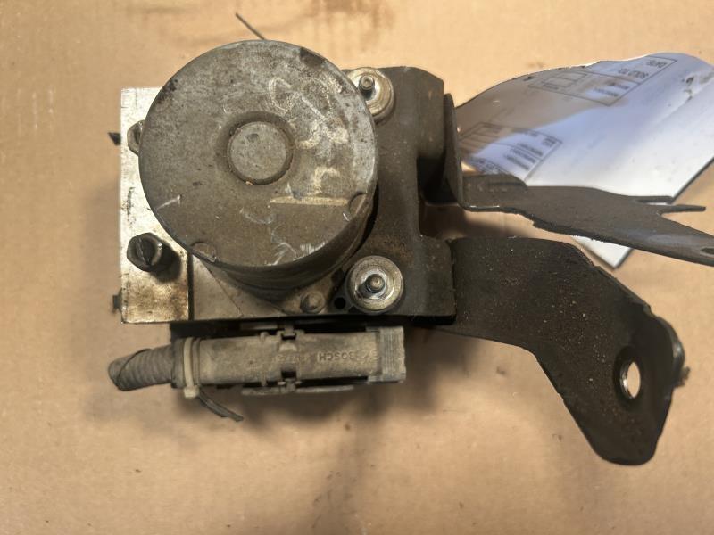 ABS Pump Module from a 2012 Nissan Altima, photo 2