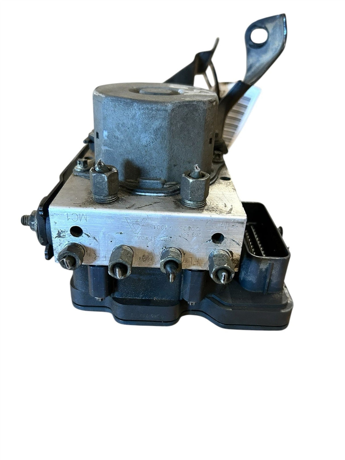 ABS Pump Module from a 2013 Nissan Altima, photo 2