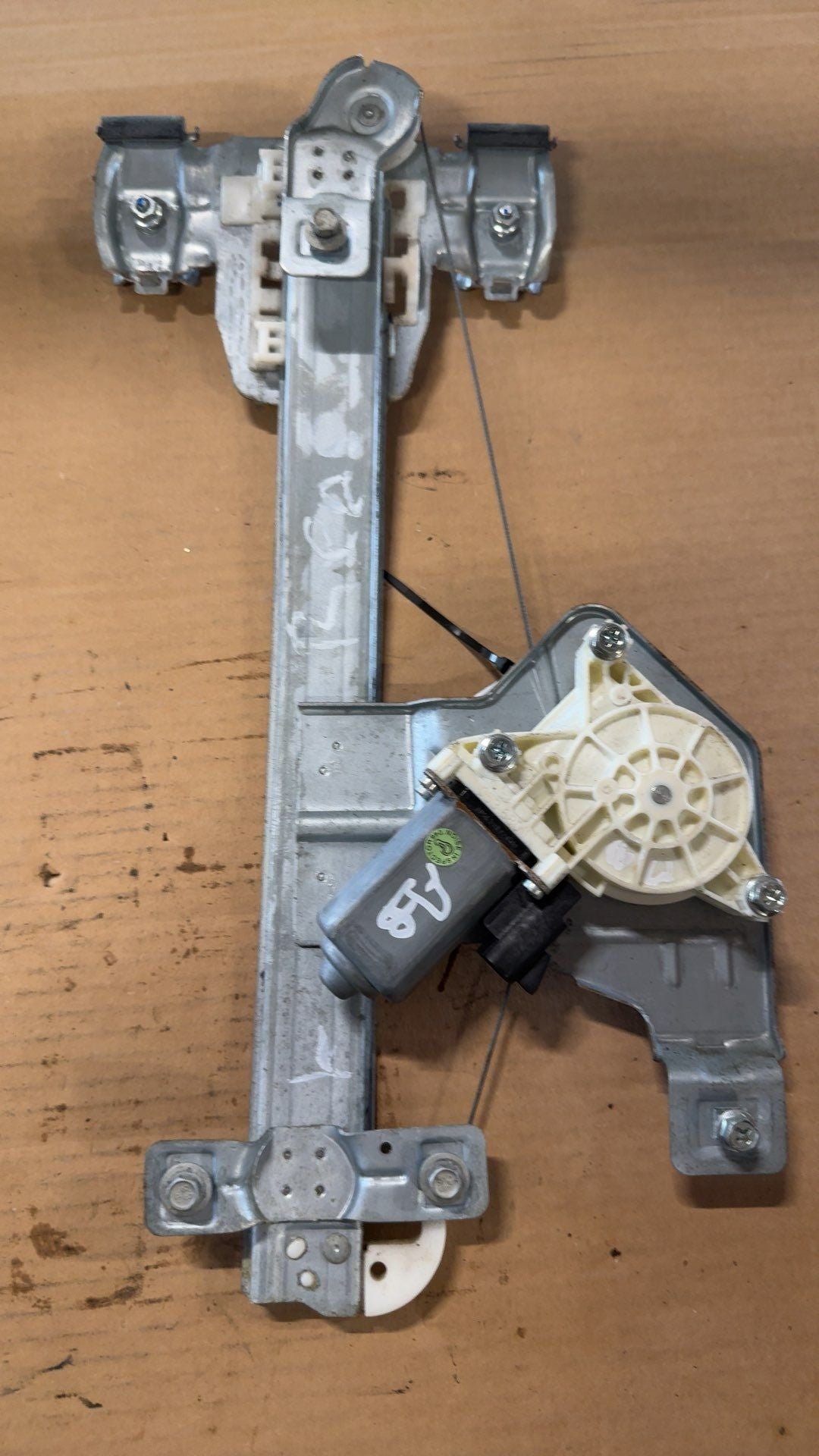 Window Regulator from a 2007 Buick Lucerne, rear, left side, photo 2