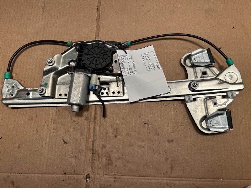 Window Regulator from a 2002 Cadillac DeVille, rear, right side, photo 1