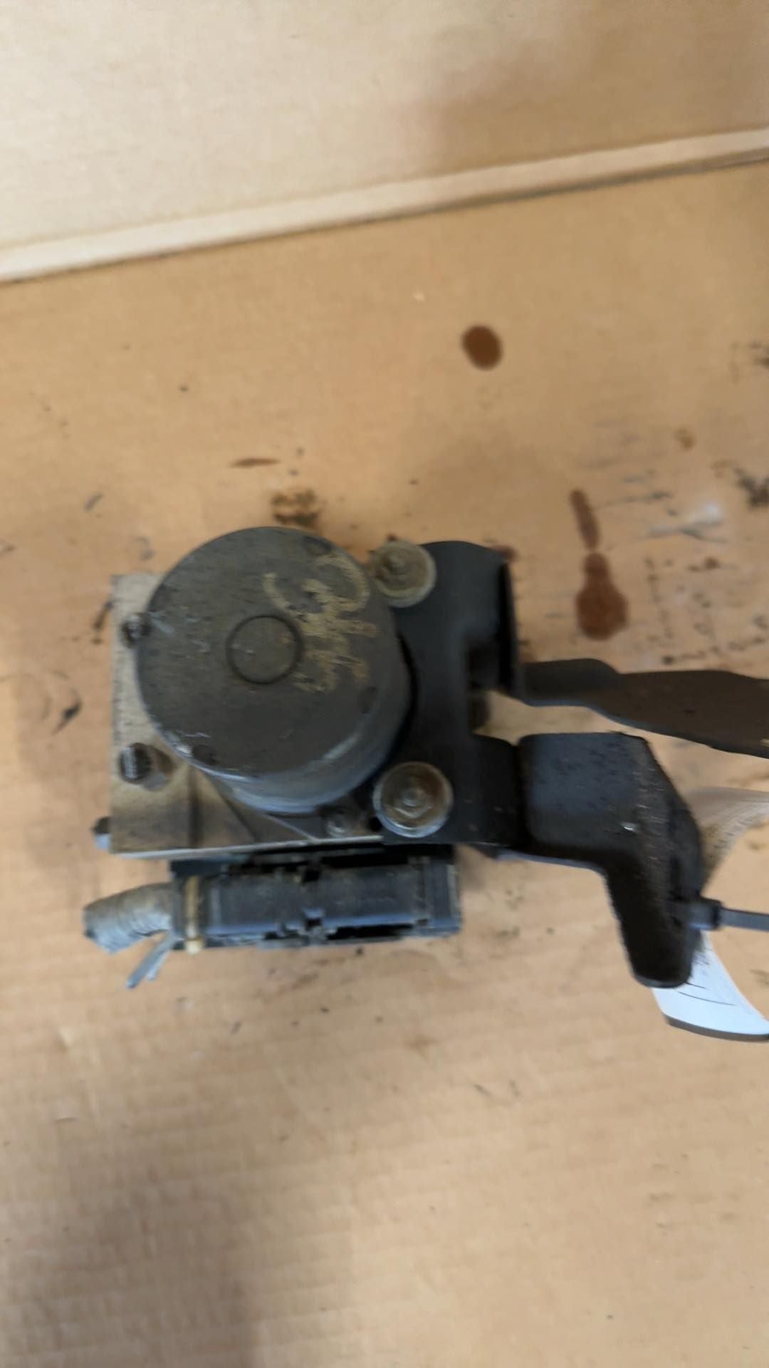 ABS Pump Module from a 2010 Nissan Altima, photo 2