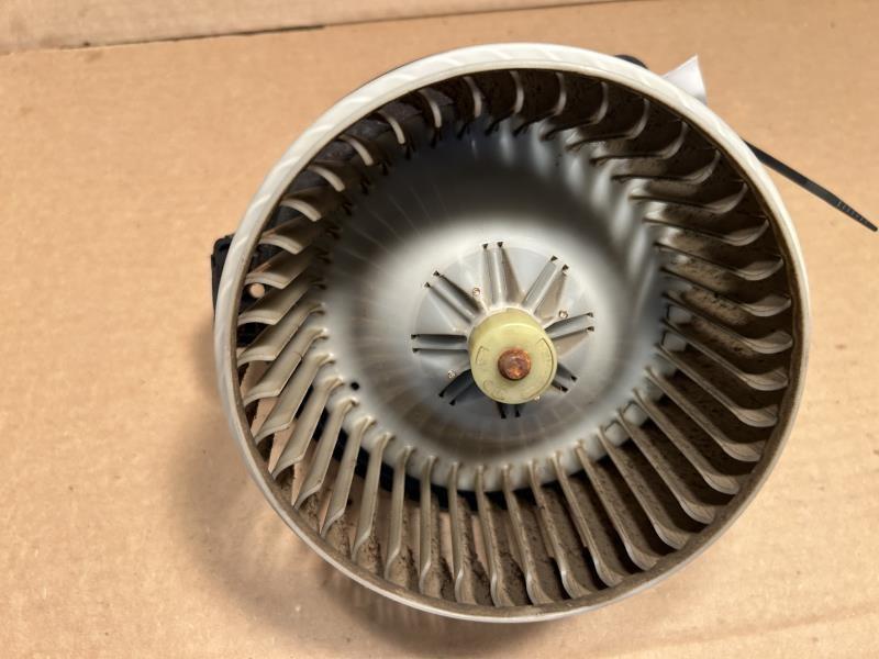 Blower Motor from a 2012 Cadillac CTS, photo 2