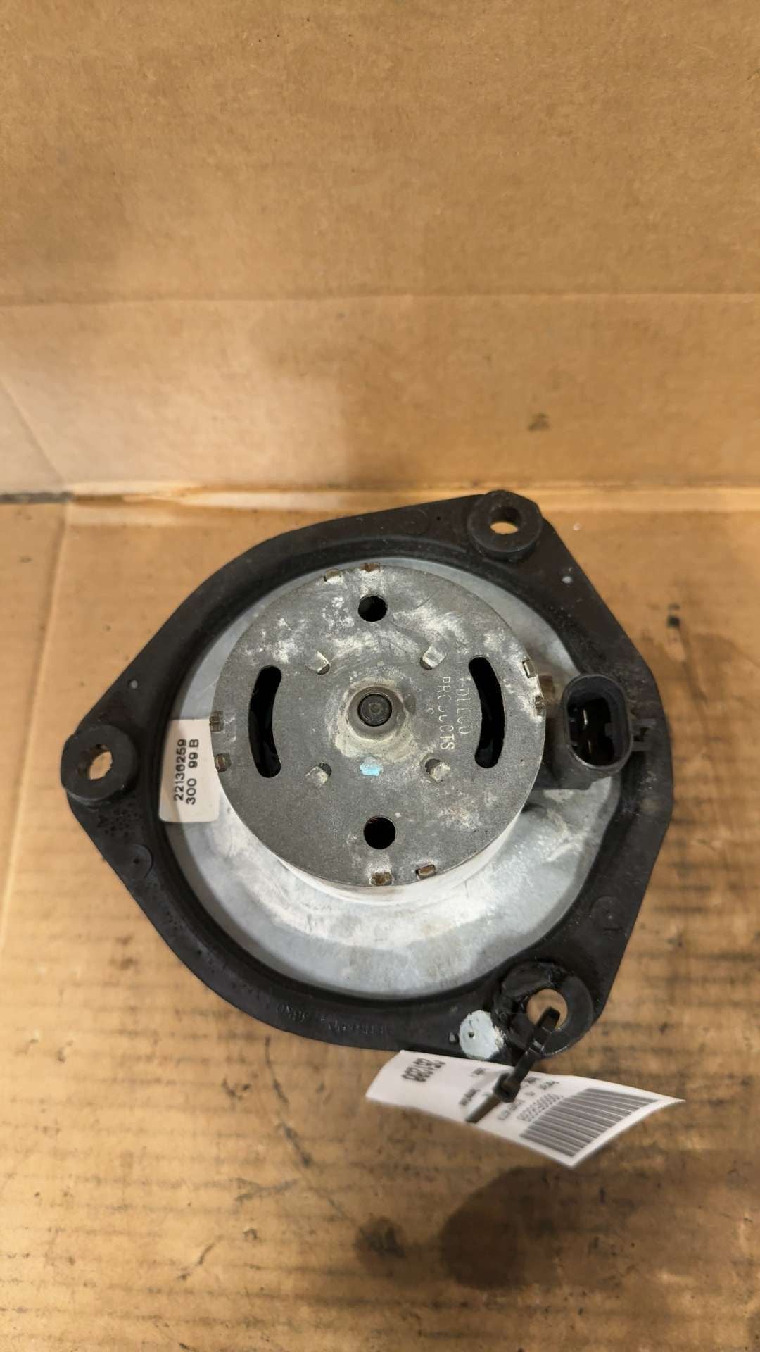 Blower Motor from a 2000 Chevrolet Cavalier, photo 1