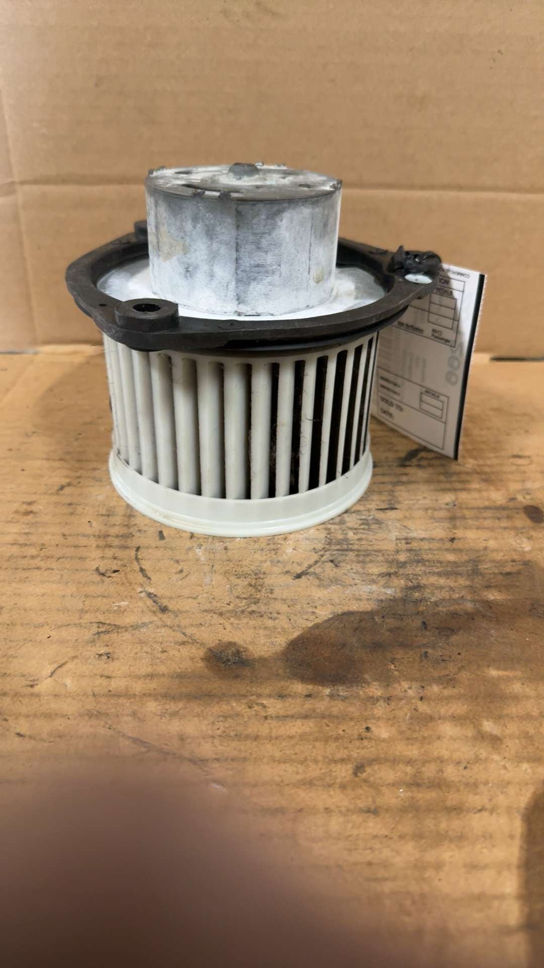 Blower Motor from a 2000 Chevrolet Cavalier, photo 2
