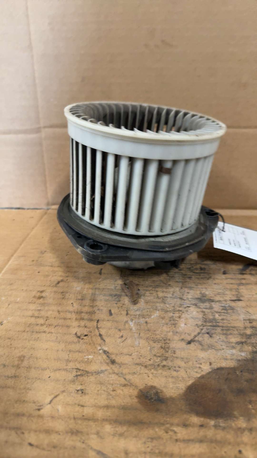 Blower Motor from a 2000 Chevrolet Cavalier, photo 3