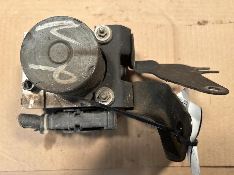 ABS Pump Module from a 2012 Nissan Maxima, photo 2