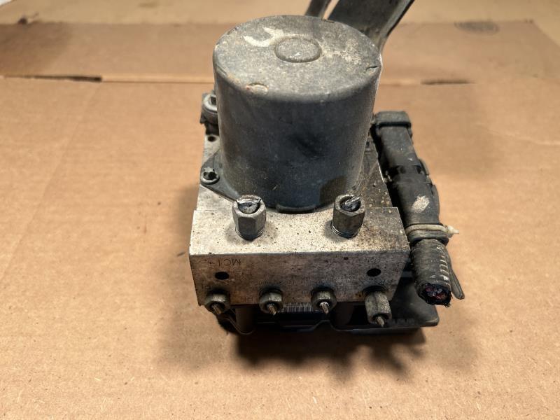 ABS Pump Module from a 2009 Nissan Maxima, photo 2