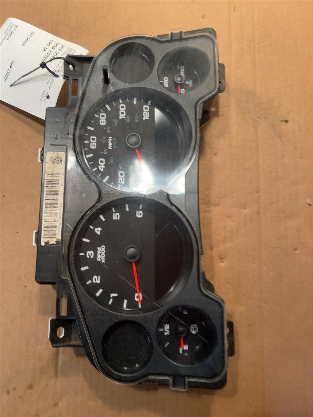 Speedometer Instrument Cluster from a 2009 Chevrolet Silverado 1500, photo 2