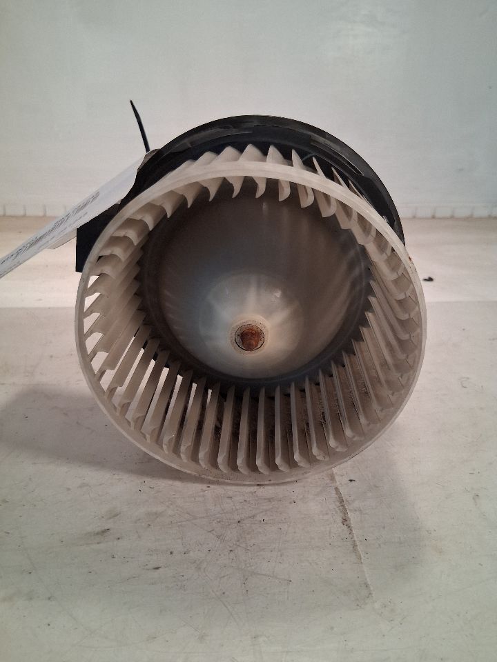 Blower Motor from a 2014 Ford Explorer, photo 1