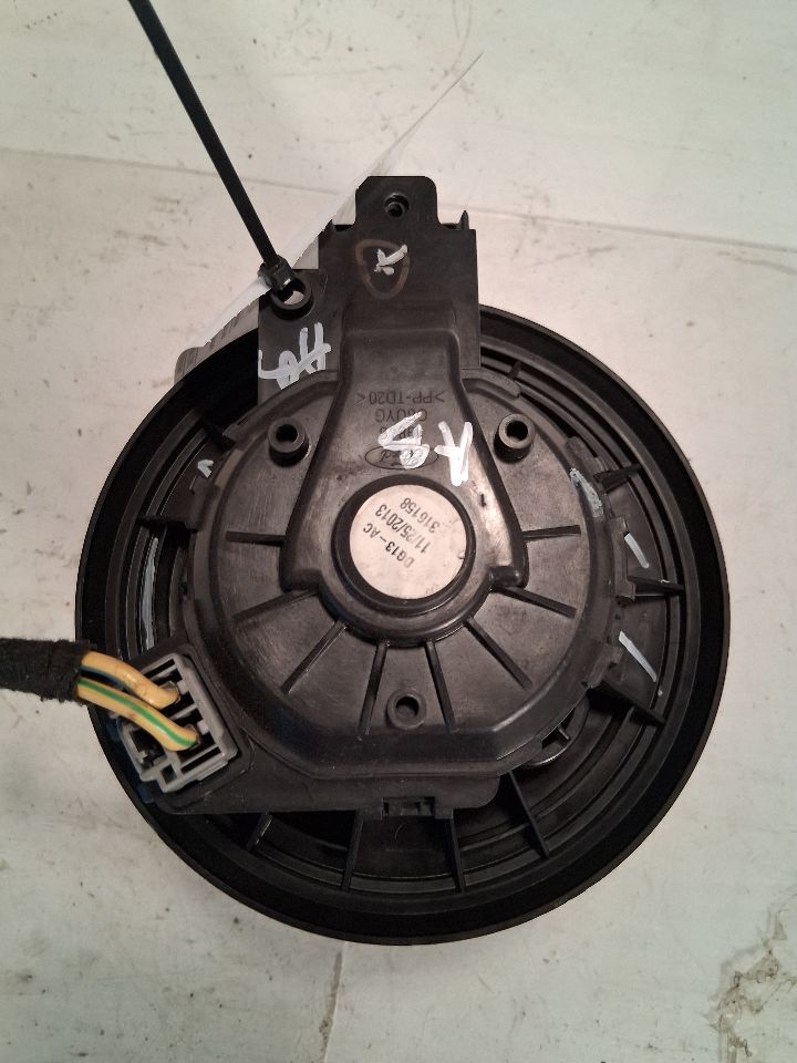 Blower Motor from a 2014 Ford Explorer, photo 2