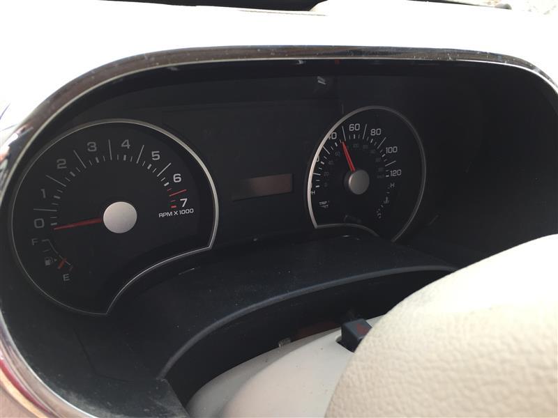 Speedometer Instrument Cluster from a 2006 Ford, photo 1