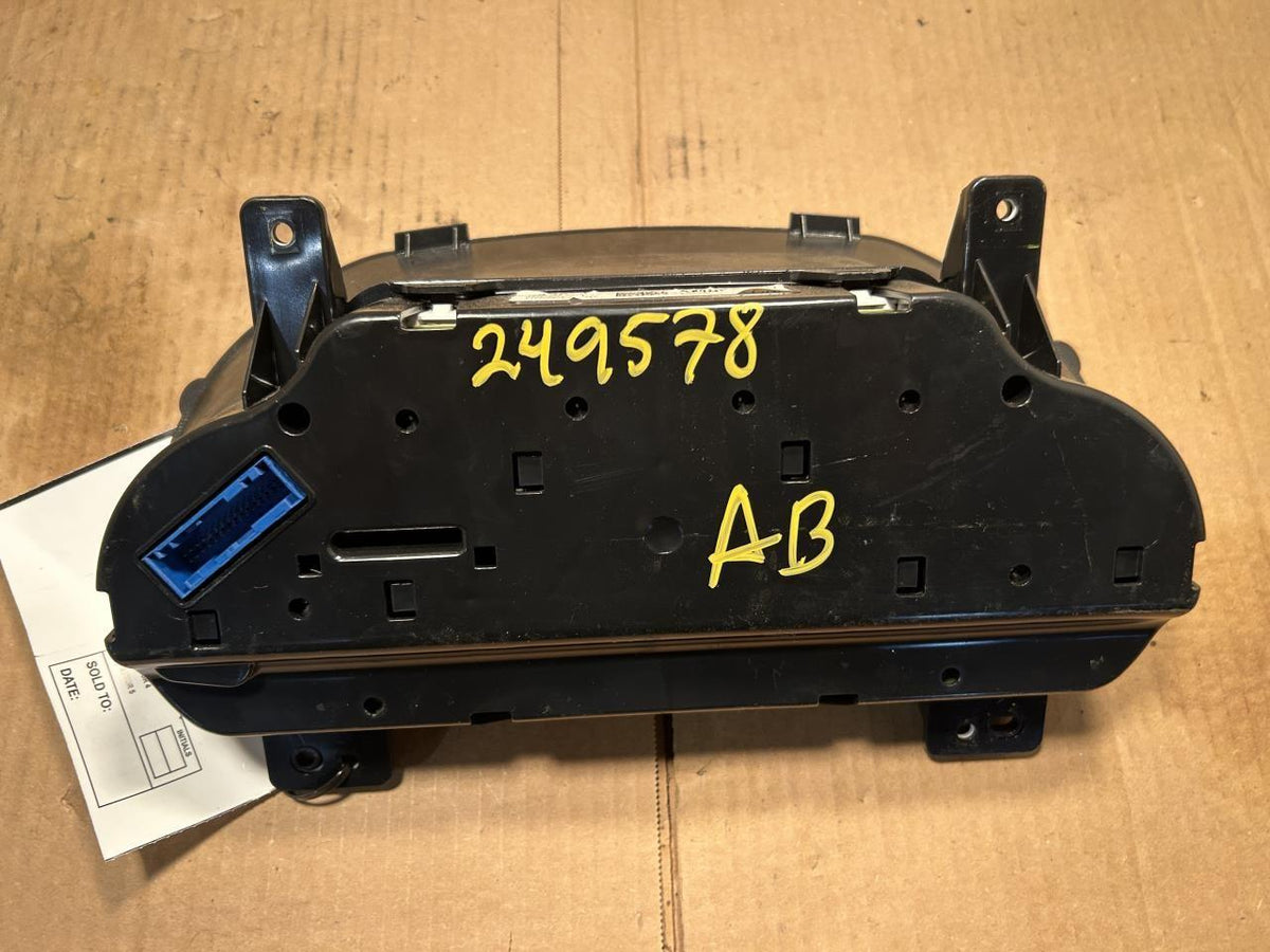 Speedometer Instrument Cluster from a 2018 GMC Sierra 1500, photo 3