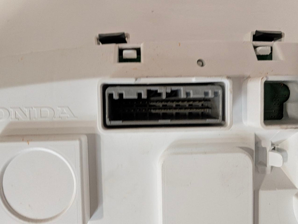 Speedometer Instrument Cluster from a 2016 Honda Accord, photo 10