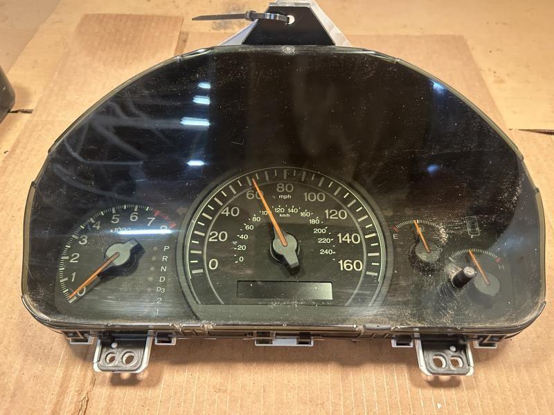 Speedometer Instrument Cluster from a 2003 Honda Accord, photo 2