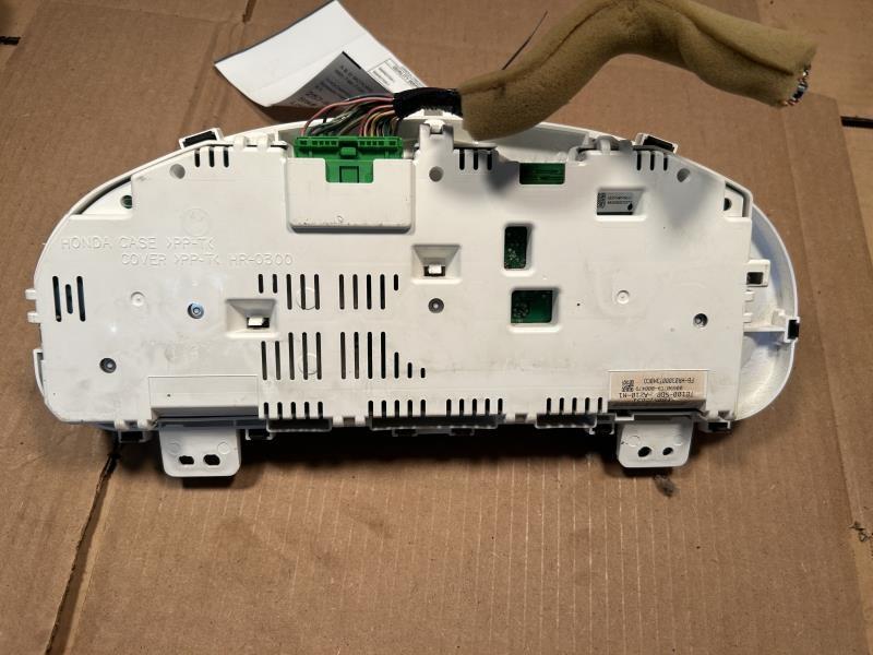 Speedometer Instrument Cluster from a 2003 Honda Accord, photo 3