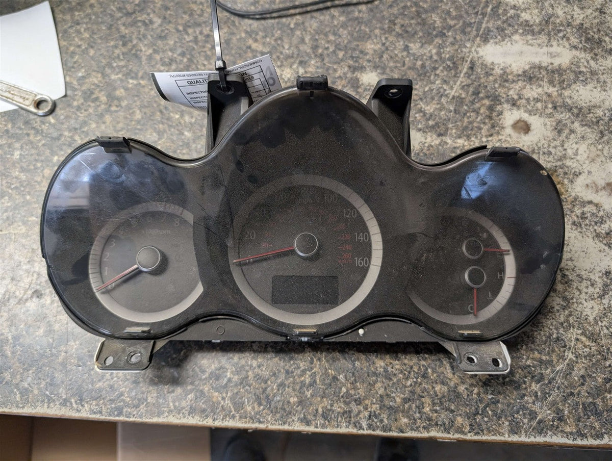Speedometer Instrument Cluster from a 2010 Kia Optima, photo 1