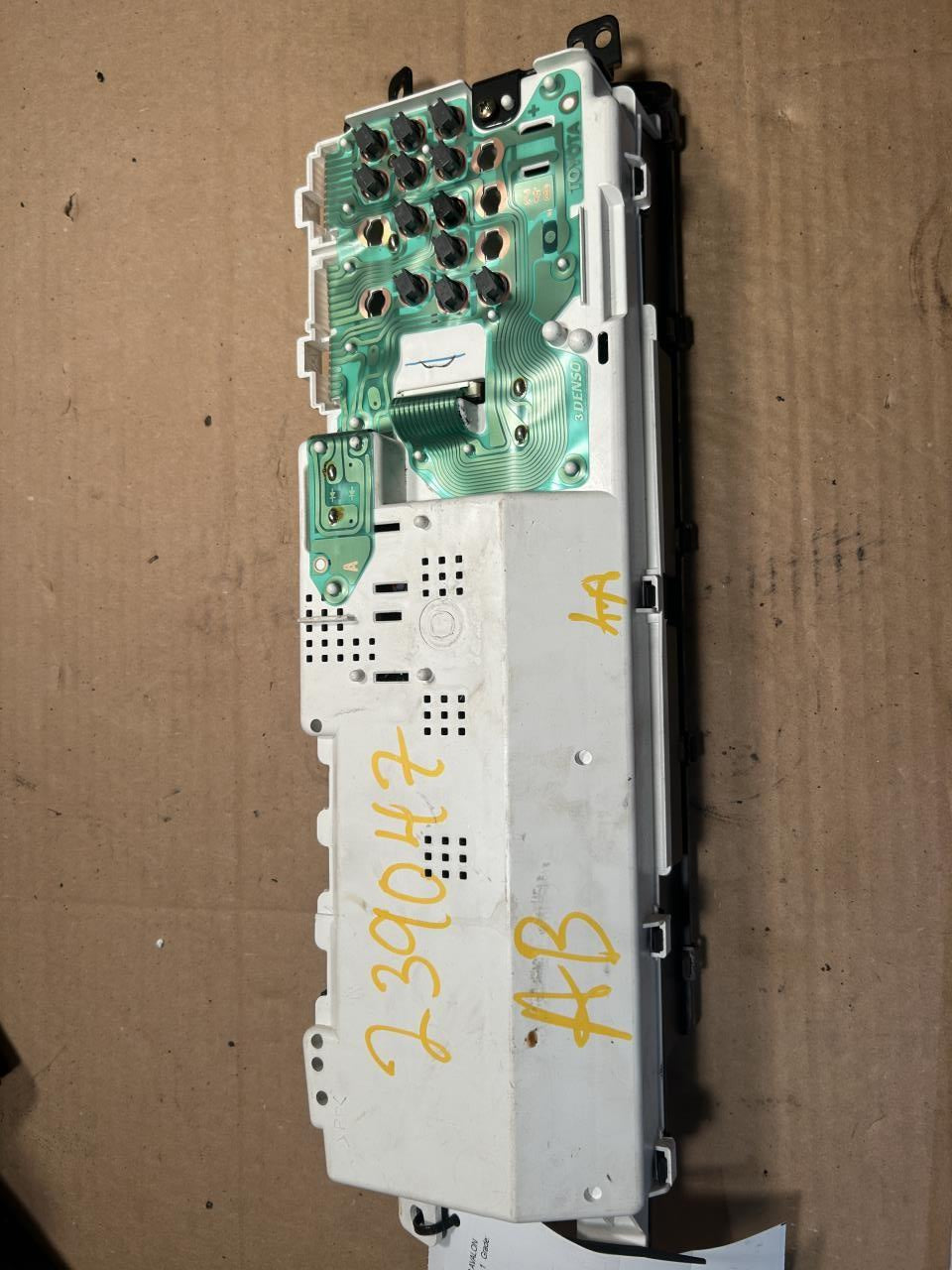 Speedometer Instrument Cluster from a 2002 Toyota Avalon, photo 2