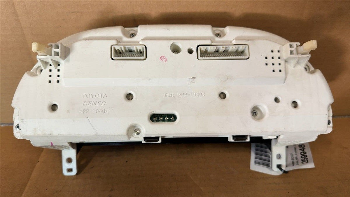 Speedometer Instrument Cluster from a 2006 Toyota, photo 2