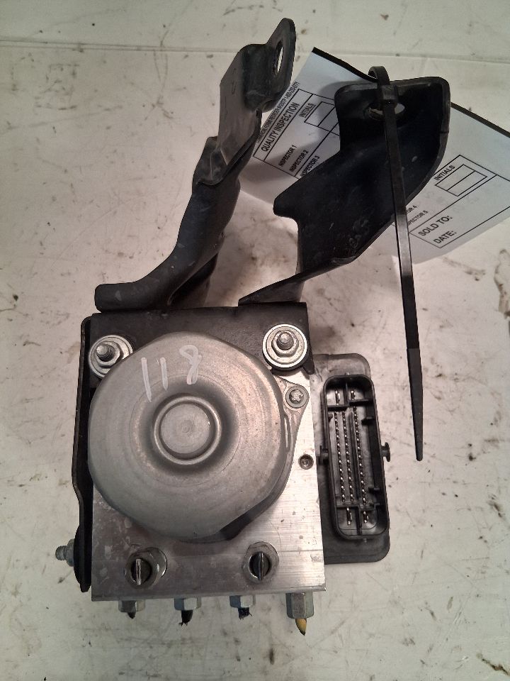 ABS Pump Module from a 2019 Nissan Murano, photo 1