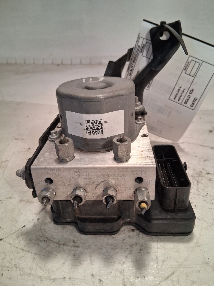 ABS Pump Module from a 2019 Nissan Murano, photo 2