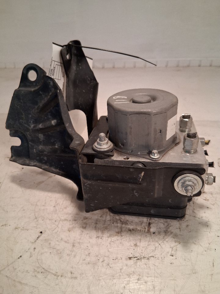 ABS Pump Module from a 2019 Nissan Murano, photo 3