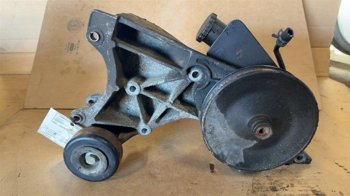 Power Steering Pump from a 2004 Chevrolet Silverado 1500, photo 1