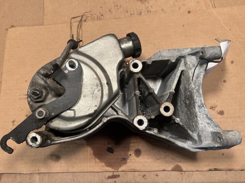 Power Steering Pump from a 2010 Chevrolet Silverado 1500, photo 2