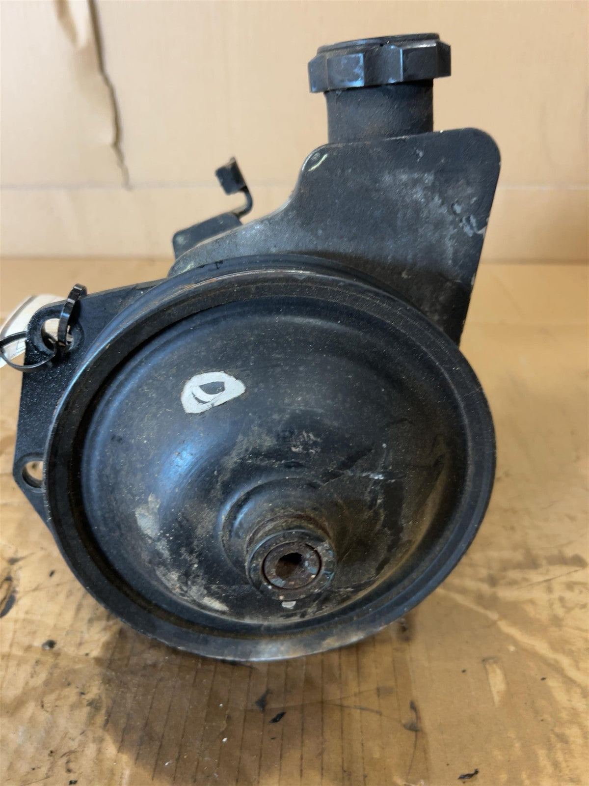 Power Steering Pump from a 2007 Chevrolet Silverado 3500, photo 1