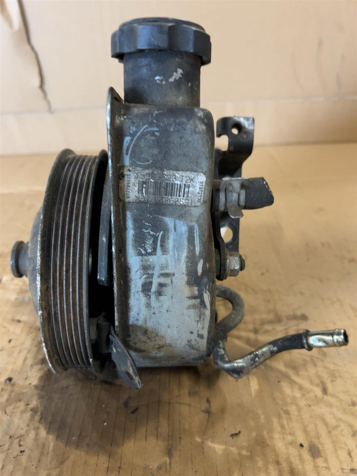 Power Steering Pump from a 2007 Chevrolet Silverado 3500, photo 2