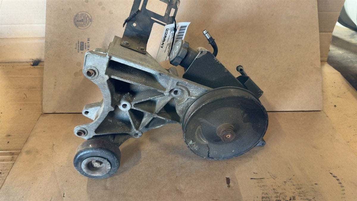Power Steering Pump from a 2004 Chevrolet Suburban 1500, photo 1