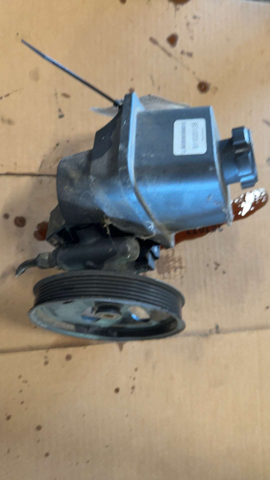 Power Steering Pump from a 2005 Chevrolet Trailblazer, photo 1
