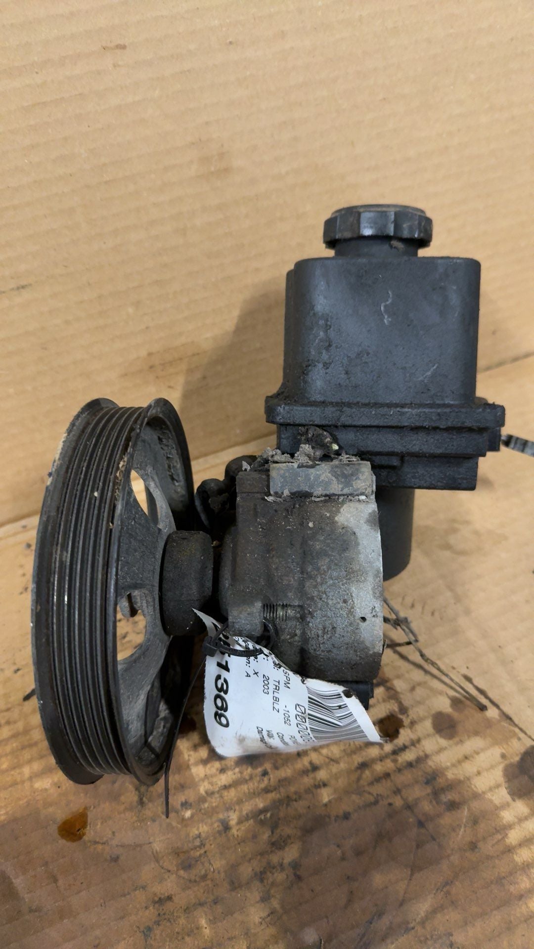 Power Steering Pump from a 2003 Chevrolet Trailblazer, photo 1